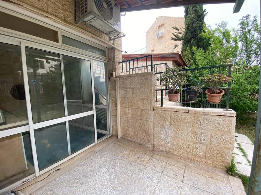 דירת גן מרווחת במיקום מעולה עם נטפליקס חינמי Apartment Ma'ale Adumim Exterior photo
